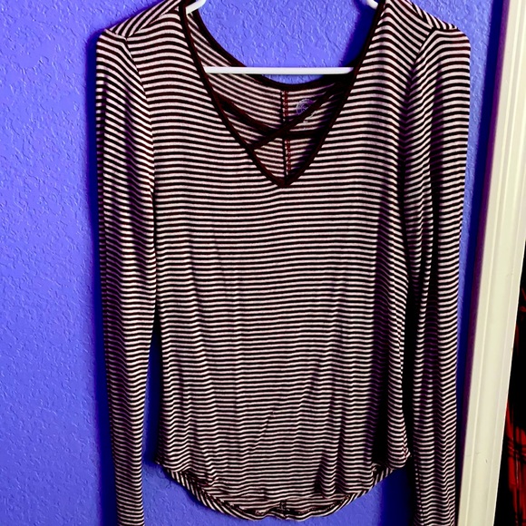 A long sleeved maroon stripped t-shirts🌸 - Picture 1 of 2